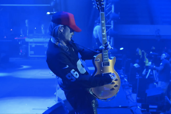 joven rockero con guitarra show