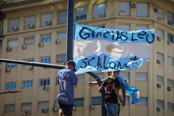 bandera argentina messi festejos